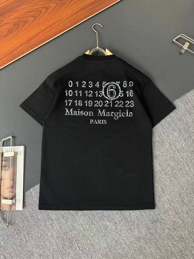 Mm6* 马吉拉* 春夏最新款圆领时尚短袖T恤，重克纯棉双纱纯棉面料！贴肤舒适，耐看又好穿，经典Logo设计，原厂工艺一丝不苟，休闲百搭必备款 码数 S M L