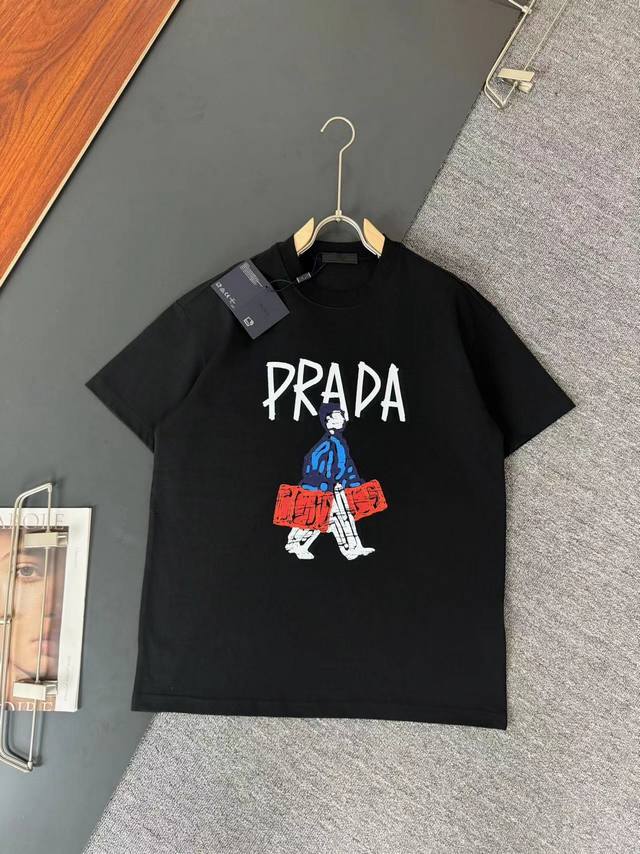 Prad*普拉* 春夏最新款圆领时尚短袖T恤，重克纯棉双纱纯棉面料！贴肤舒适，耐看又好穿，经典简约Logo设计，原厂工艺一丝不苟，休闲百搭必备款 码数 S M
