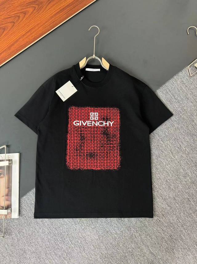 Givenchy*纪梵希* 春夏最新款圆领时尚短袖T恤，重克纯棉双纱纯棉面料！贴肤舒适，耐看又好穿，经典字母Logo设计，原厂工艺一丝不苟，休闲百搭必备款 码数