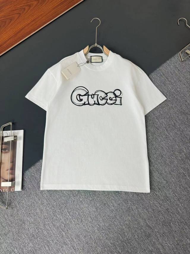 Gucc* 古奇*春夏最新款圆领时尚短袖T恤，重克纯棉双纱纯棉面料！贴肤舒适，耐看又好穿，经典字母Logo设计，原厂工艺一丝不苟，休闲百搭必备款 码数 S M