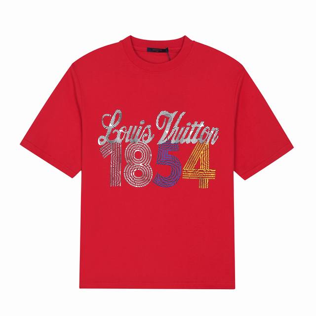 Louis Vuitton 面料：100%棉 码数: Xs . S . M . L 颜色：白色. 黑色. 红色 路易威登夏季新款厚板印花工艺T恤 ，采用26支蚀