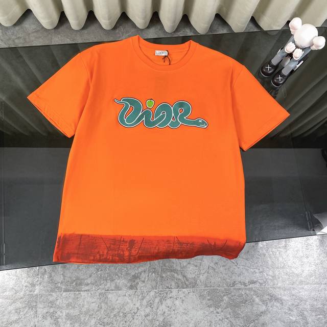 Dior 迪奥 Diorkaws 联名 25年新款蛇年新年限定系列 金蛇献瑞鸿运缠身短袖T恤 面料: 310重磅纯棉，随意对比 采用特定重磅32S精棉平纹针织面