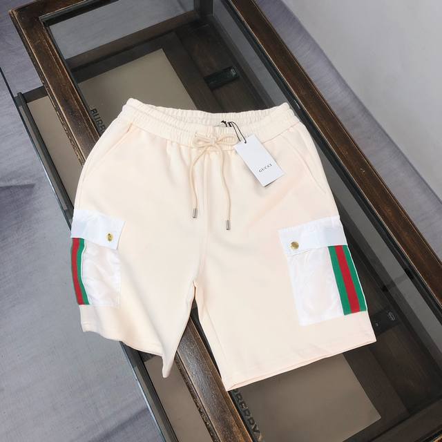 Gucci 古驰 2025最新款休闲工装短裤，定制面料 ～侧边工装风格的口袋，让这条短裤更加不普通，辨识度颇高，彰显G家大牌的品质整体上很有光泽质感！款式简单又