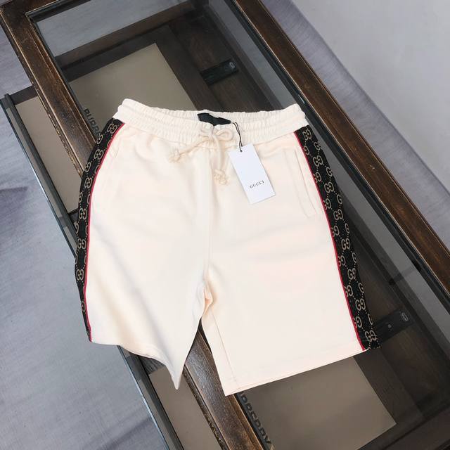Gucci 古驰 2025最新款休闲短裤，定制面料 ～两侧提花织带拼接工艺！款式简单又不失档次三标齐全、透气舒适度高，细节无可挑剔，品牌元素设计理念，体现高品质