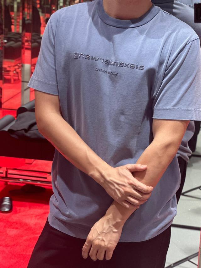 8856 亚历山大 王 Alexander Wang 作为最出色的亚裔设计师之一，从秀场到日常的作品都诠释着自由不羁的生活态度，深受明星达人的追捧。 Alexa