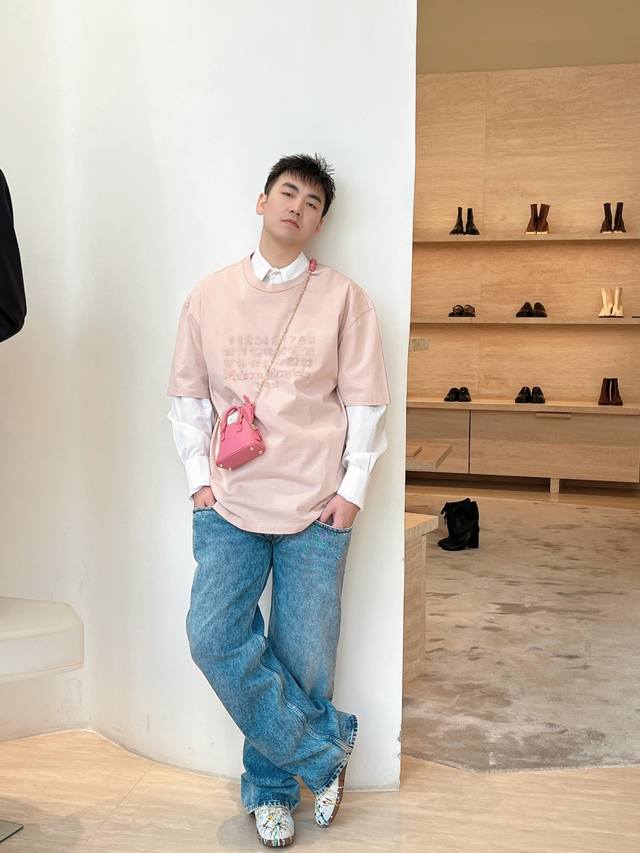 8855 比利时鬼才设计师梅森 马丁 马吉拉 Maison Martin Margiela ，凭借自己无穷的想象力和复古的解构风格难以抵挡他在全球时装设计界的名