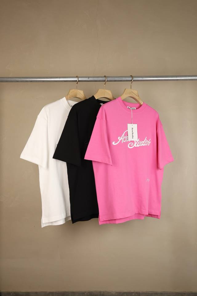 8832 来自瑞典斯德哥尔摩的品牌Acne Studios，作为北欧极简风格的典型代表，在冷淡风的基础上经过艺术加工与升华，成为时尚界公认的时髦风尚导向者。 A
