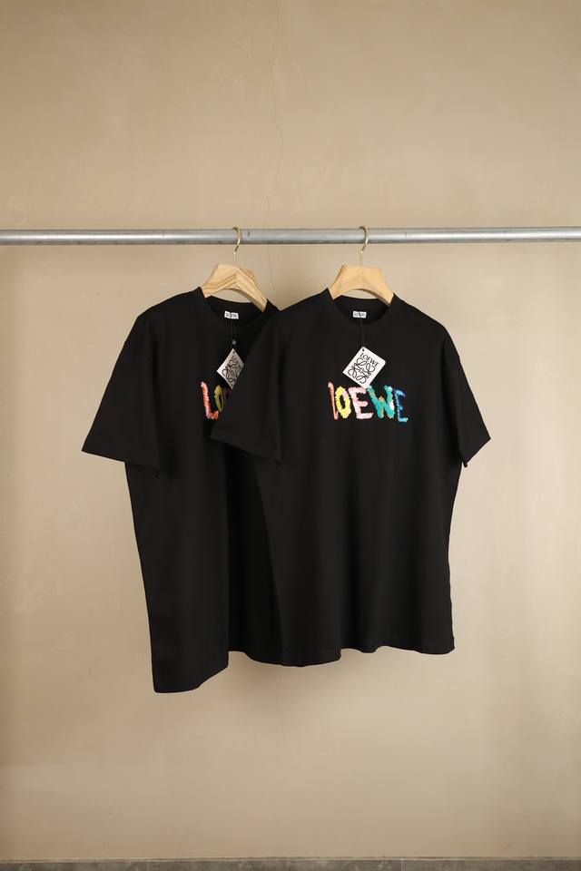8831 以手工皮具闻名的西班牙时尚品牌Loewe，始终坚持匠心制作，用经典的工艺传承着自己的文化与品牌，并且与当下的潮流紧紧相连。 Loewe2025新款彩虹