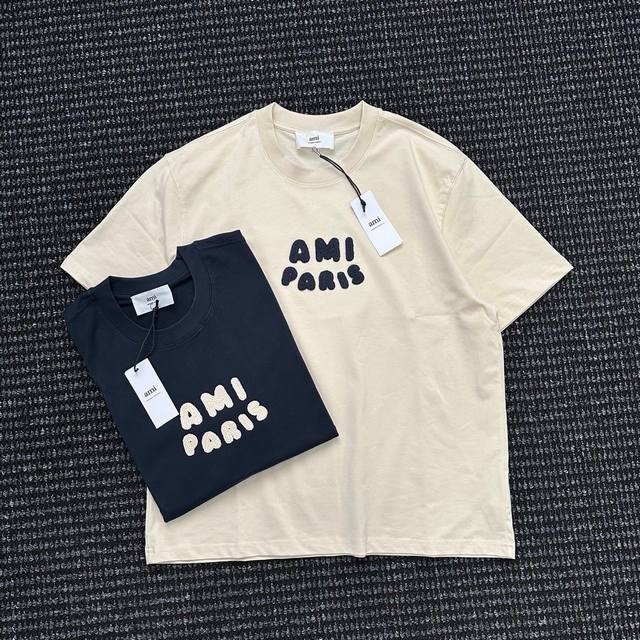 8835 法国设计师 Alexander Mattiussi 的同名品牌 Ami，展现原汁原味的巴黎风尚，埃菲尔铁塔上的爱心标志让时尚感突围而出，获得一大波粉丝