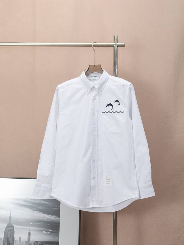 Thom Browne 新款刺绣海豚衬衫 高精工刺绣波浪纹绣 正品牛津纺面料百分百纯棉 采用进口缝纫设备缝制 针距紧密 扣子采用透明琉璃扣 Zp三标齐 高清原版