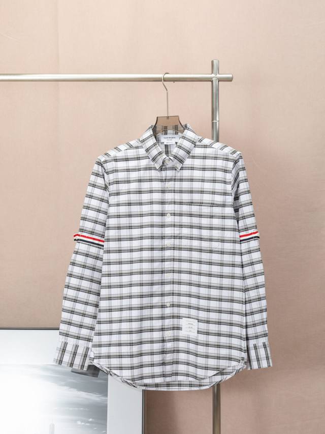 Thom Browne 双袖标千鸟格衬衫 新款格子格纹袖标衬衫出货，定织面料 全部对格 ，作为Tb家今年主打面料之一、 作为Tb粉，怎么可能少得了一件格子定制衬