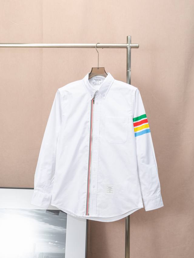Thom Browne 彩虹四杠牛津拉链衬衫 Tb经典拉链衬衫新款开衫外套 专柜官网同步 采用进口缝纫设备缝制 针距细密 百分百纯棉 单袖彩条四杠高精工 上身舒