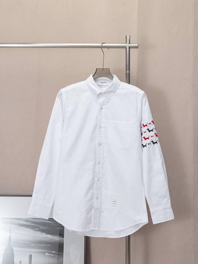 Tb手臂小狗刺绣经典现货 Thom Browne 汤姆布朗.Tb衬衫经典单袖刺绣小狗图案牛津纺长袖衬衣 意大利制造产地小标 面料采用定制牛津纺面料 100%纯棉