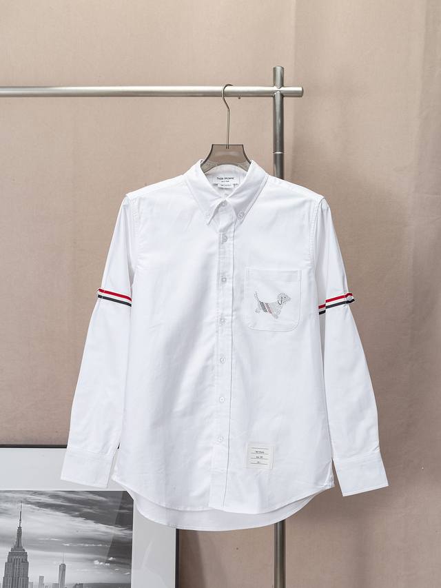 Tb 口袋烫钻小狗图案双袖织带衬衫现货 Thom Browne 专柜正品同步 Tb 口袋烫钻小狗图案双袖红白蓝织带彩条衬衫 意大利制造产地小标 高精定制正品牛津