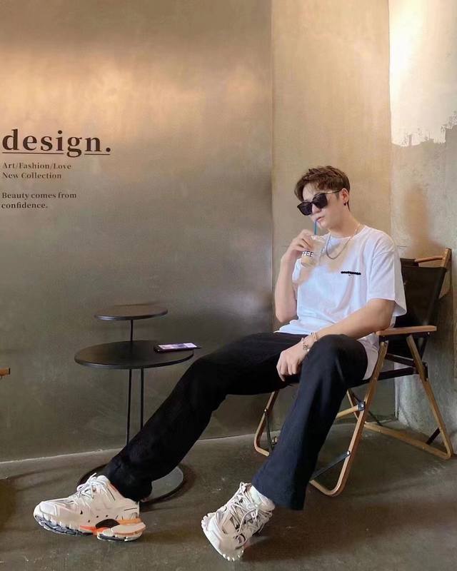款号A279# Balenciaga巴黎世家情侣款短袖 小红书热门爆款 网红明星同款 面料采用240克纯棉面料 细节满满 进口胶浆印花 不开裂 色泽纯正！ 当下