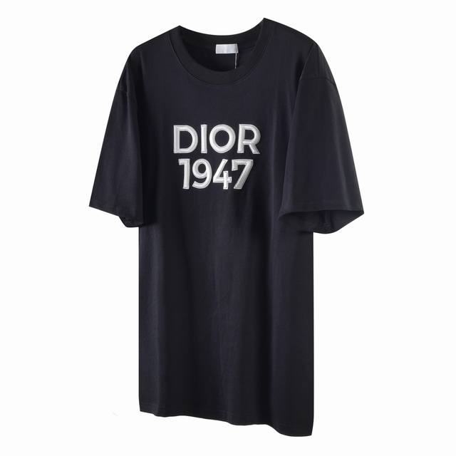 D03 Dior 迪奥 24Ss 1947刺绣短袖 采用20S双纱280G精棉平纹面料，搭配32S300G双纱螺纹，这种面料质地轻薄，柔软舒适，具有良好的透气性