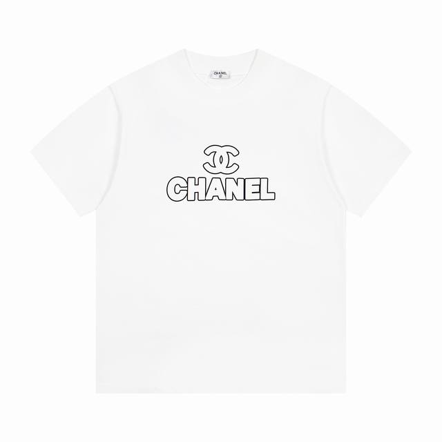 上新 款号:G919 Chanel 香奈儿新款胸前经典字母休闲圆领短袖T恤 小红书热门爆款｜明星网红同款穿搭 1面料采用26支270克纯棉双纱面料 柔软亲肤、透