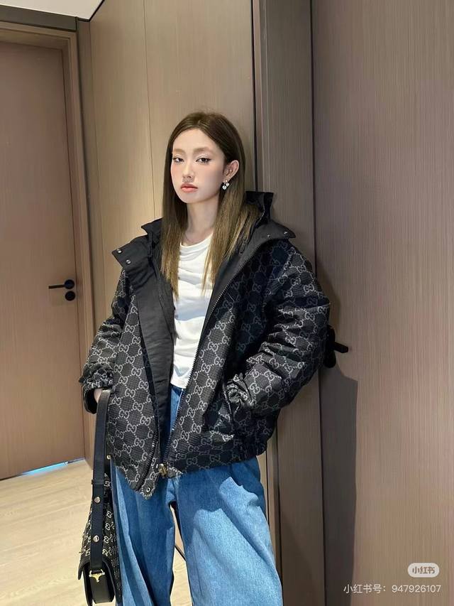 上新 款号:G018 Gucci 古驰新款经典Gg提花满印双面穿拉链连帽夹克外套 双面穿 1采用超细腻的高科技爽滑聚酯纤维材质面料，定制高品质提花满印面料，极其