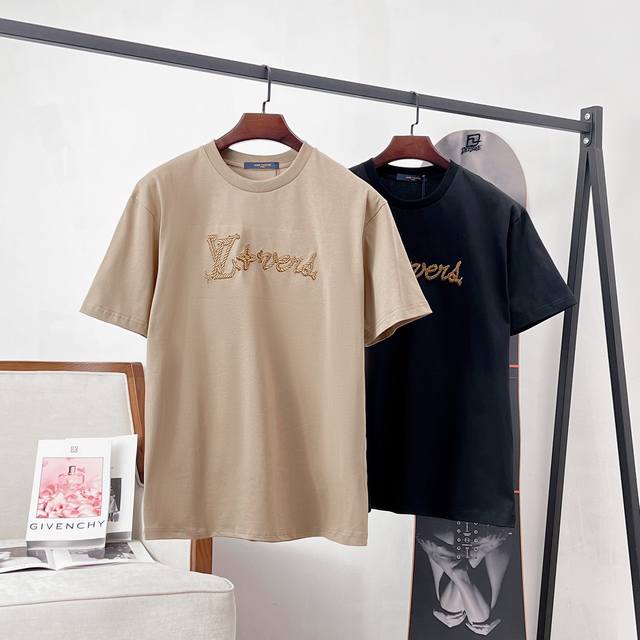 路易威登 Lv 前后Logo字母绣花短袖T恤 字母绣花还原整体立体的视觉效果。刺绣效果立体饱满。刺绣非常精细针法绵密，字体清晰且线条感和立体感强。 采用32S纯