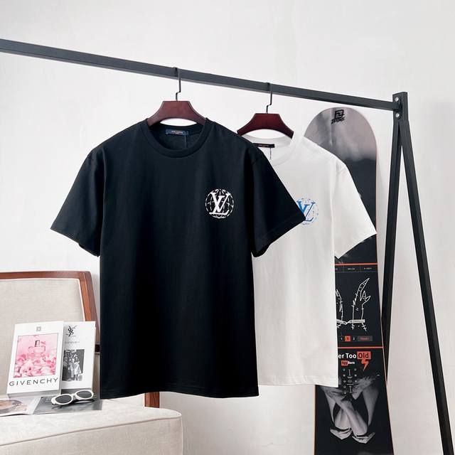 路易威登 Lv 25Ss秀场地球员工服短袖T恤 采用高密度弹力胶浆印花，印花效果通过计算机测色、喷印多方位测试后生产。印花效果轻薄无胶感，图案还原精细度高，表观