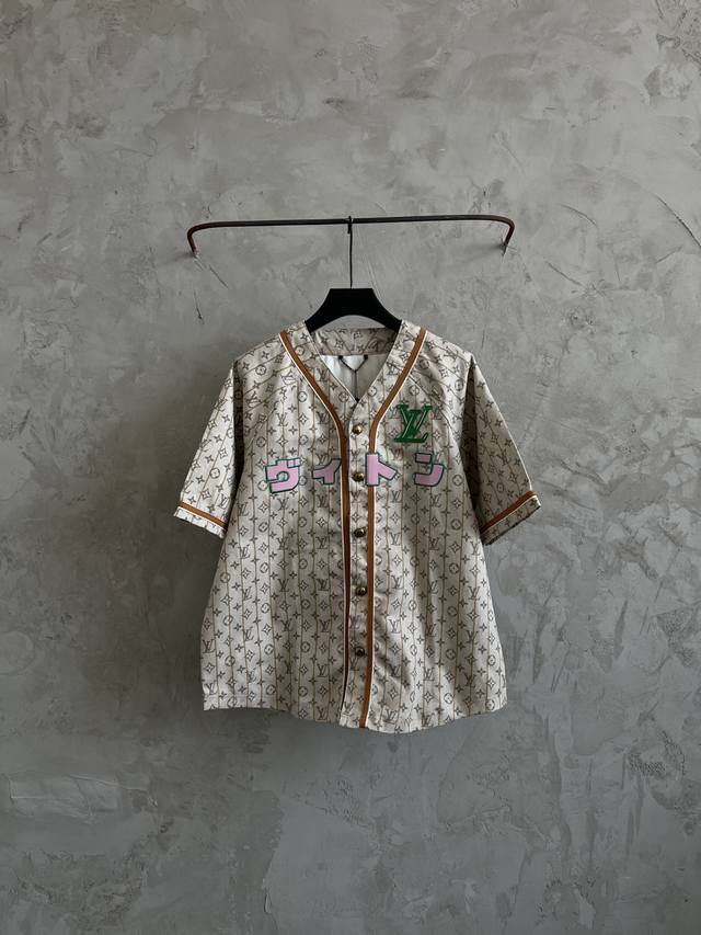 Louis Vuitton Fw25春夏款走秀联名男女同款 短袖棒球衣 码数: 46 48 50 52 Fw25 Louis Vuitton巴黎走秀款，字母对位