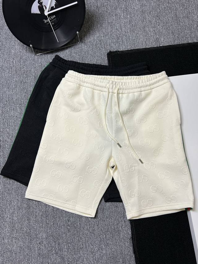 古驰 Gucci 2025新款 男女日常通勤 穿搭必备 织带拼接 全身满印字母Logo 休闲短裤 定制380克毛圈面料 红绿织带拼接 腰标吊牌洗水唛三标齐全 颜