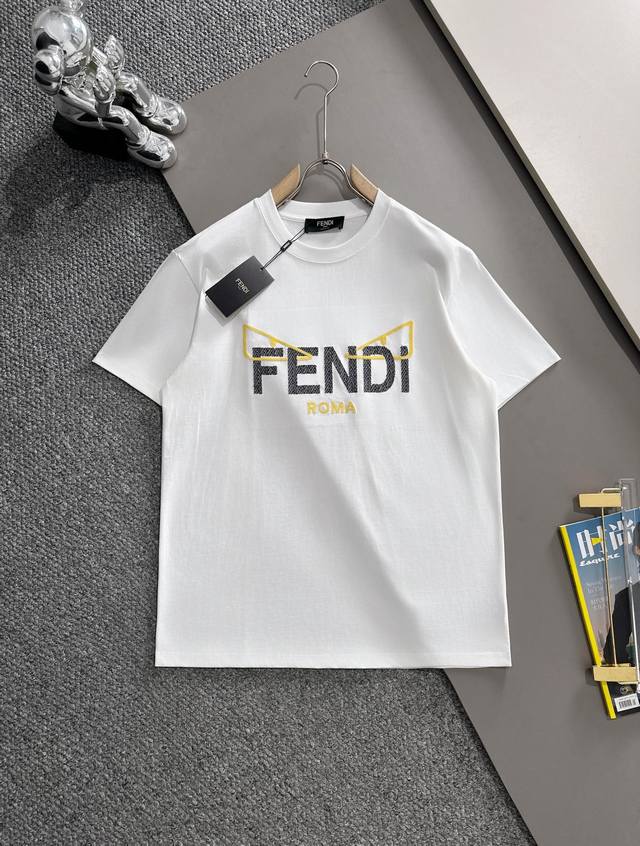 Fendi 芬迪 2025新款 重工刺绣老佛爷字母Logo 男女同款 短袖T恤 定制260克 ％双纱纯棉面料 定染32支双股螺纹 领标吊牌主唛三标齐全 颜色：白