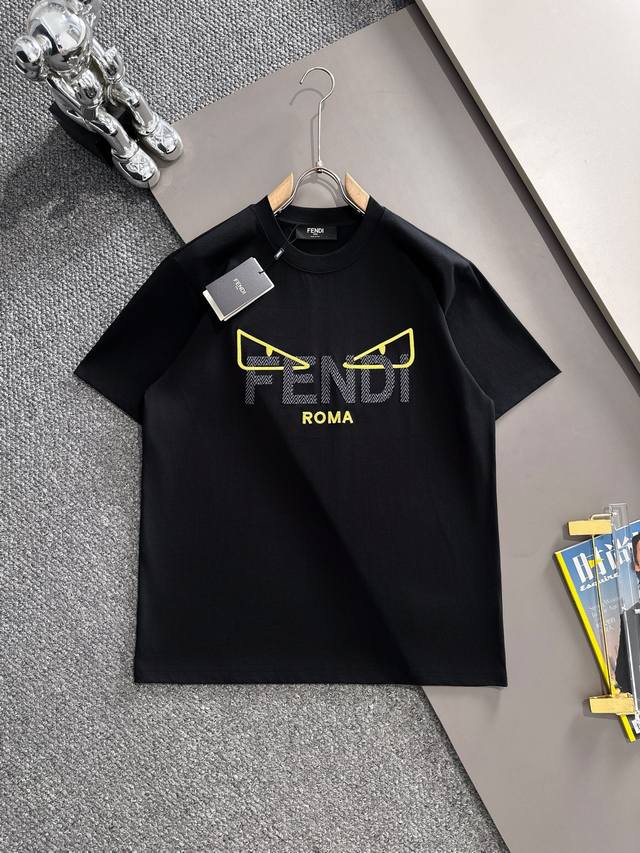 Fendi 芬迪 2025新款 重工刺绣老佛爷字母Logo 男女同款 短袖T恤 定制260克 ％双纱纯棉面料 定染32支双股螺纹 领标吊牌主唛三标齐全 颜色：黑