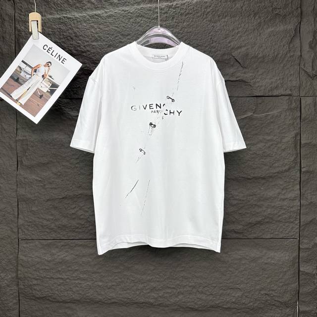 纪梵希2025新款残缺字母Logo情侣款短袖T恤 高版本高版本 原版面料 数码直喷印花工艺 网红明星同款 高版本 高 品质 面料采用300克纯棉面料 手感超级舒