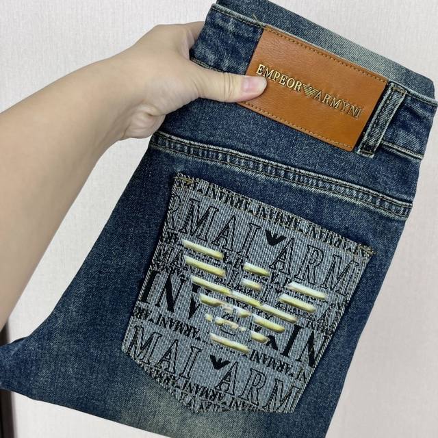 款号Cc691 秋冬新款 经典百搭Amani阿玛尼牛仔裤 后袋开模定制五金标识，非常标签化，高级皮牌属于灵魂式的存在，复古且时髦摩登，完美标榜了品牌的身份！ 客
