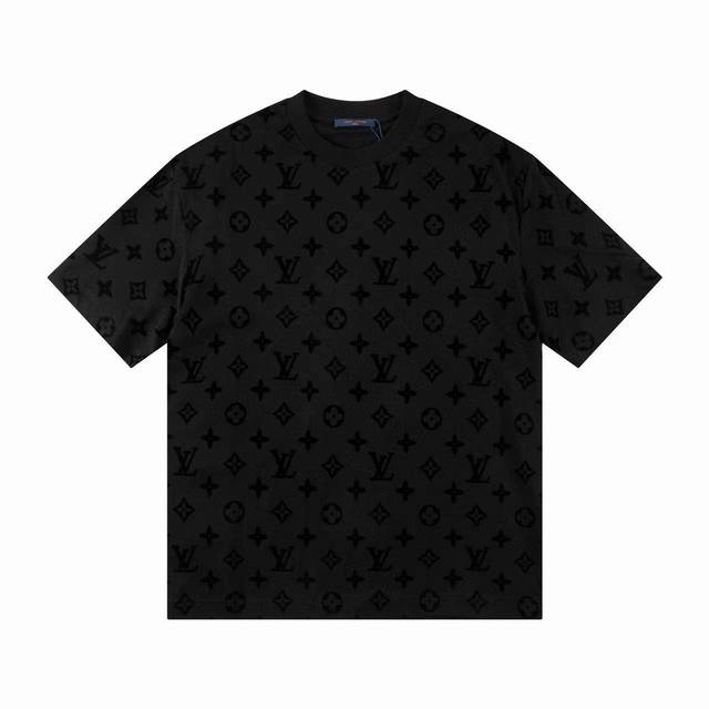 Lv 路易 25春夏最新款 280克双纱精梳棉满Logo植绒短袖 男女同款 现货发售 采用80支双股精梳长绒棉，双龙头大提花机，非常非常立体的提花结构97%的长