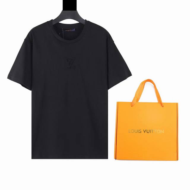 Lv 新款 胸口立体压花字母短袖T恤 原版定制 采用21支260面料 立体压花采用高周波工艺 胸口浮雕3D立体Logo高温压花一次成形 圆领短T 反边走线 弧度