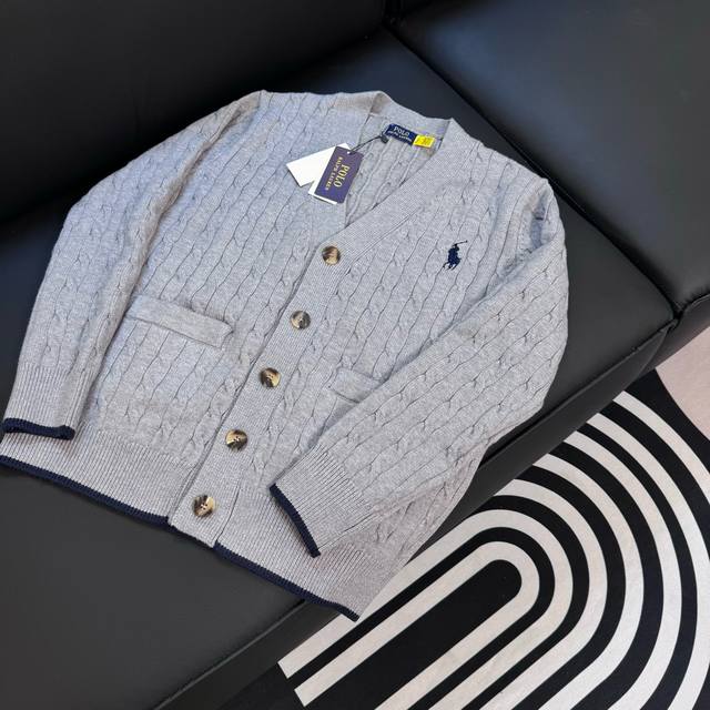 顶级品质款号：D216 拉夫劳伦Ralph Lauren，拉夫劳伦针织开衫，也太绝了吧！纯色麻花胸口刺绣针织开衫！ 拉夫劳伦的质感就不用多说了吧，这件开衫采用的