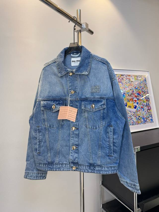 款号：D215 Miu Miu 24Fw Miu字母贴布绣拼色牛仔夹克外套- 纯棉斜纹丹宁材质，由意大利进口高密度器械制造，原胚底不含氨纶几乎无弹，传达牛仔单品