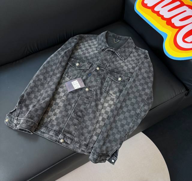 外套款号：D221 Louis Vuitton 路易 25Tx 黑棋盘格怀旧水洗渐变牛仔外套 这款最新版本采用水洗牛仔面料制成 面料采用定织粗斜纹布丹宁牛仔布