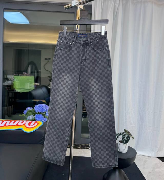 裤子款号：D222 Louis Vuitton 路易 25Tx 黑棋盘格怀旧水洗渐变牛仔外套 这款最新版本采用水洗牛仔面料制成 面料采用定织粗斜纹布丹宁牛仔布