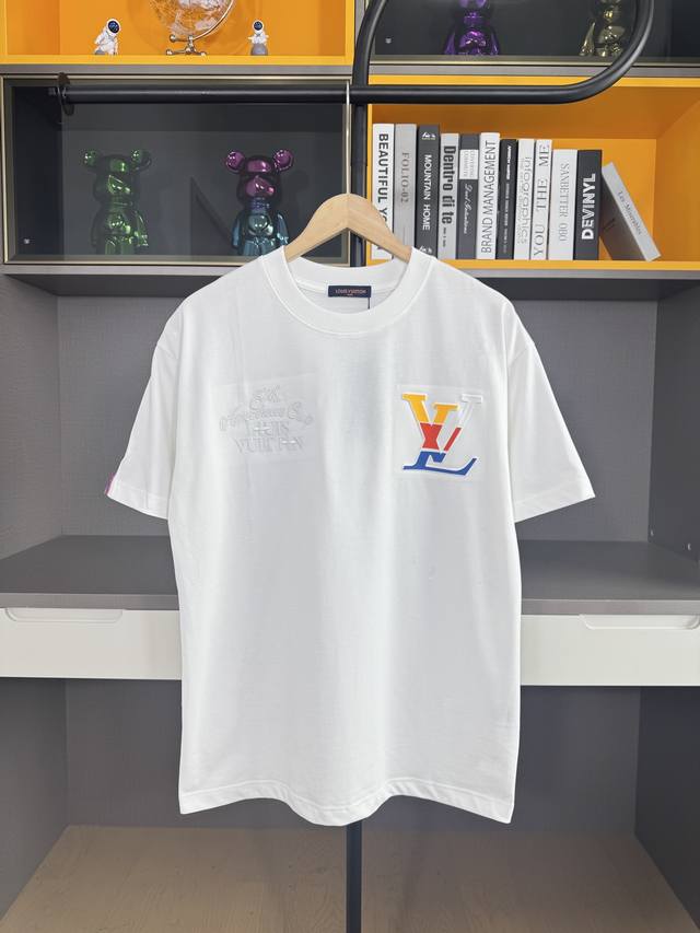 Lv25Ss春夏新款首发最新款短袖圆领T恤 高端订制设计前卫时尚！品牌Logo重工艺设计 高端定制270克面料.手感柔软.穿着舒适.级别精致车线. 颜色：白色
