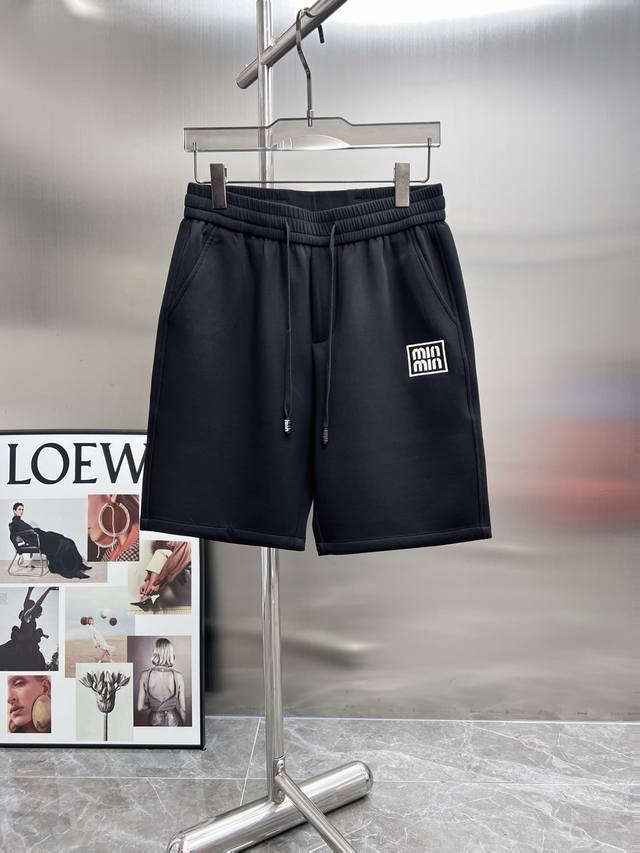 Miu Niu2025新款短裤 松紧休闲裤 金典刺绣Logo定位 腰带原布绣点缀工艺 高端版本，专柜定制面料 透气舒适度高，细节无可挑剔，品牌元素设计理念，体现