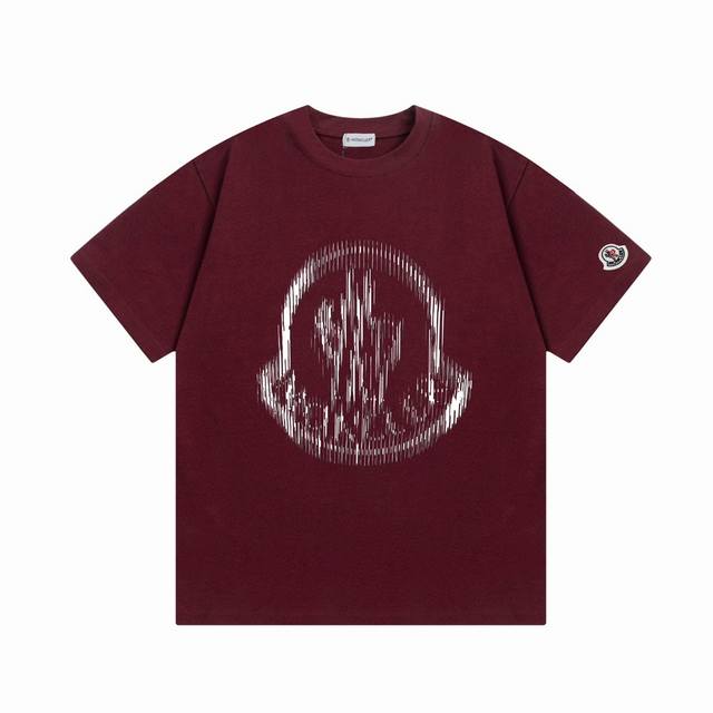 隔天到 Moncler 蒙口 2025早春新款 官网同步 直喷模糊字母Logo 定制袖章 男女同款 短袖T恤 定制300克 ％双纱纯棉面料 定染32支双股螺纹