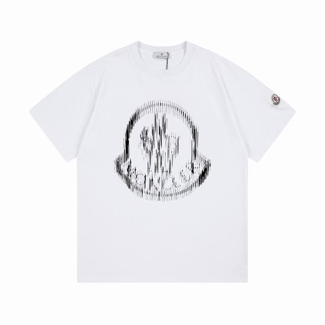 隔天到 Moncler 蒙口 2025早春新款 官网同步 直喷模糊字母Logo 定制袖章 男女同款 短袖T恤 定制300克 ％双纱纯棉面料 定染32支双股螺纹