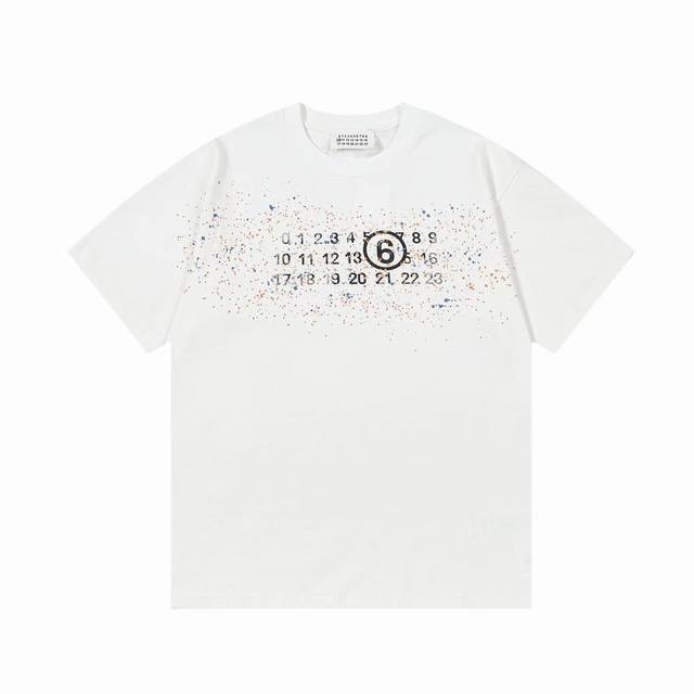 马吉拉 Mm6 2025新款 喷墨字母Logo 男女同款 短袖T恤 定制320克 ％双纱纯棉面料 定染32支双股螺纹 领标吊牌主唛三标齐全 颜色：白色 尺码：S