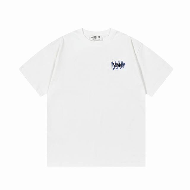 马吉拉 Mm6 2025新款 刺绣涂鸦字母Logo 男女同款 短袖T恤 定制320克 ％双纱纯棉面料 定染32支双股螺纹 领标吊牌主唛三标齐全 颜色：白色 尺码