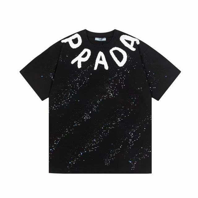 Prada 普拉达 2025新款 七彩繁星字母字母Logo 男女同款 短袖T恤 定制320克 ％双纱纯棉面料 定染32支双股螺纹 领标吊牌主唛三标齐全 颜色：黑
