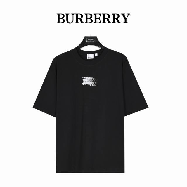 Burberry 巴宝莉 24Ss 幻影战马短袖T恤 面料采用定制240G 26支特滑双股精棉平纹高密无尘全棉布料。前幅高密度加厚，走线平整，代工品质，全套定制