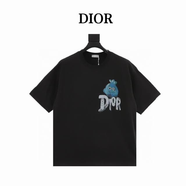 Dior迪奥24Ss夏季新款圆领短袖T恤 260克重磅高端纯棉双纱面料，手感质感都极完美！修身裁剪设计干净利落！时尚又好看！走线做工非常精致！版型效果超赞！而且