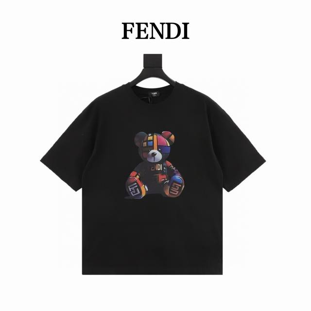 Fendi 芬迪 彩色熊短袖T恤 面料采用2110克重精梳棉，定制32支1*1螺纹，成衣两遍水洗处理，面料舒适亲肤无异感，定制定染面料，纺织密度高，垂感佳，不易