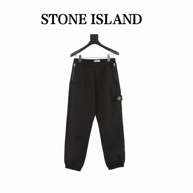 Stone Island 石头岛Ss23 Nylon Meta系列 纯色金属尼龙弹力裤脚宽松长款休闲长裤 金属尼龙面料 光泽度完美还原 极度舒适的触感 原厂徽标