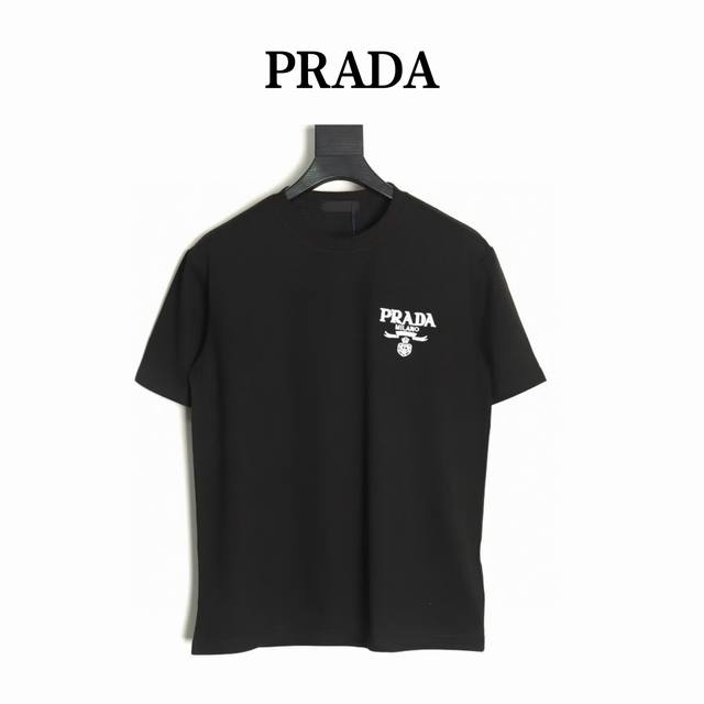 Prada 普拉达 徽标 标志小Logo 短袖 这款常规版男士圆领T恤采用精美胸前刺绣打造，一贯以新颖方式重释的标志性Prada三角形徽标化身，彰显与众不同的品