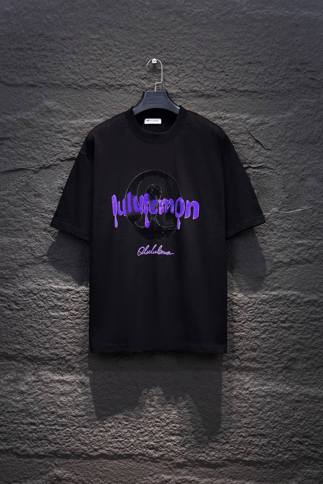 款号:8008# Lululemon 25Ss Yb定织定染面料、颜色 印花、版型 辅料 面料采用进口机器织造而成，布面纹路的独特性创造出完美的成衣效果 面料采