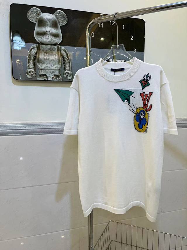 Louis Vuitton路易威登23Ss新款纸飞机设计针织短袖 面料采用14S细针织片定制处理 胸前小Logo刺绣图案纸飞机和卡通刺绣也是Iv独特设计 版型舒